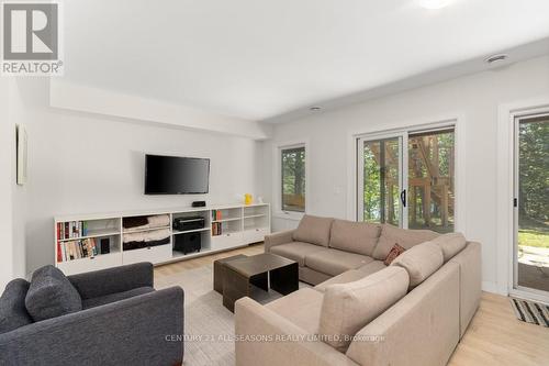 988B Lippert Lane, Faraday, ON - Indoor Photo Showing Living Room