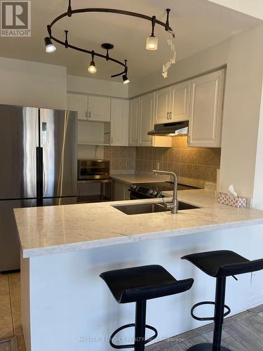 303 - 1 Maison Parc Court, Vaughan, ON - Indoor Photo Showing Kitchen