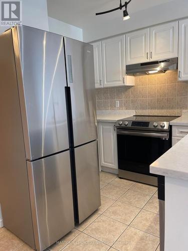 303 - 1 Maison Parc Court, Vaughan, ON - Indoor Photo Showing Kitchen