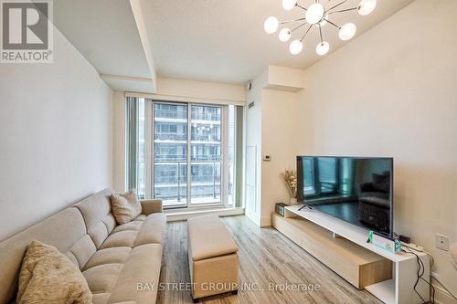 910 - 9600 Yonge Street, Richmond Hill, ON - Indoor Photo Showing Living Room