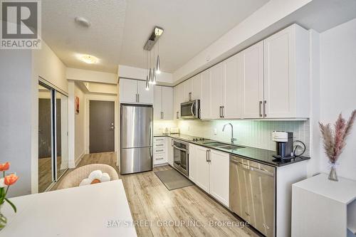 910 - 9600 Yonge Street, Richmond Hill, ON - Indoor Photo Showing Kitchen With Stainless Steel Kitchen With Double Sink With Upgraded Kitchen