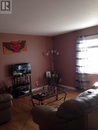 652 Park Ave, Timmins, ON - Indoor Photo Showing Living Room