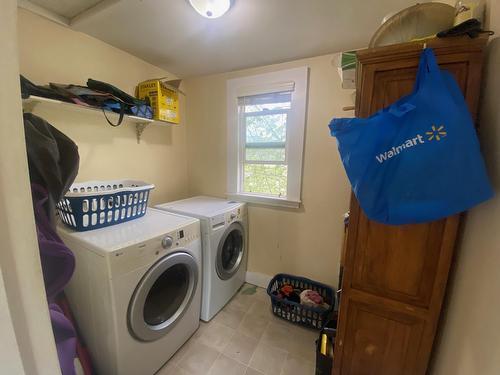 1205 Green Avenue, Trail, BC - Indoor Photo Showing Laundry Room