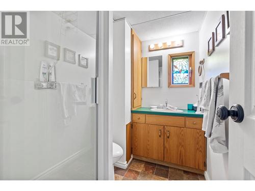 2802 East Vernon Road, Vernon, BC - Indoor Photo Showing Bathroom