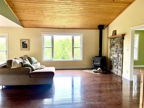 33 Little Cove Rd, Northern Bruce Peninsula, ON - Indoor Photo Showing Living Room With Fireplace