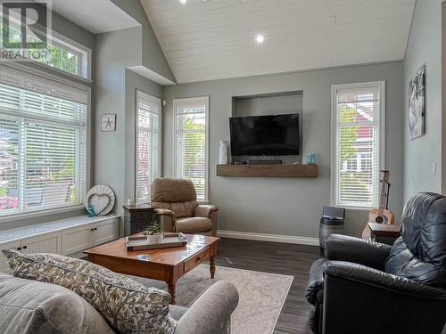 2450 Radio Tower Road Unit# 121, Oliver, BC - Indoor Photo Showing Living Room