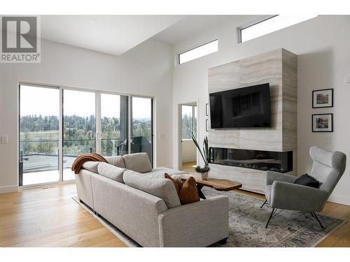 830 Westview Way Unit# 28, West Kelowna, BC - Indoor Photo Showing Living Room With Fireplace