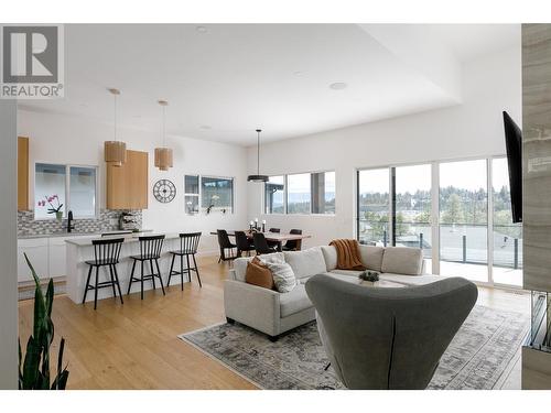 830 Westview Way Unit# 28, West Kelowna, BC - Indoor Photo Showing Living Room