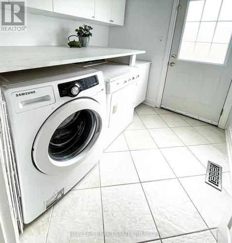 1718 Hollow Oak Terrace, Mississauga, ON - Indoor Photo Showing Laundry Room