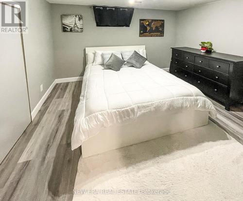 1718 Hollow Oak Terrace, Mississauga, ON - Indoor Photo Showing Bedroom