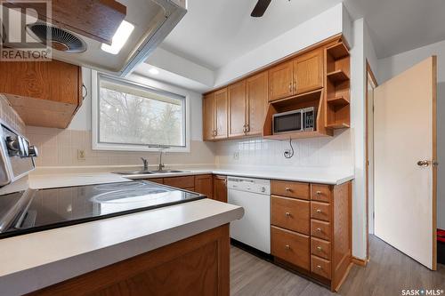 1431 Macpherson Avenue, Regina, SK - Indoor Photo Showing Kitchen With Double Sink