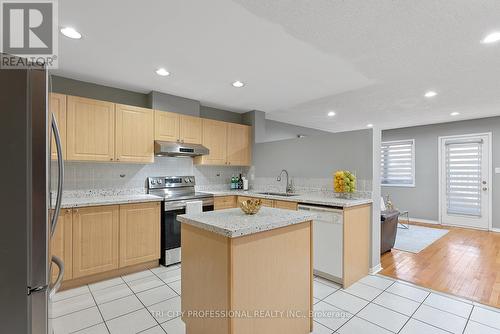 18 Oliti Court, Toronto, ON - Indoor Photo Showing Kitchen