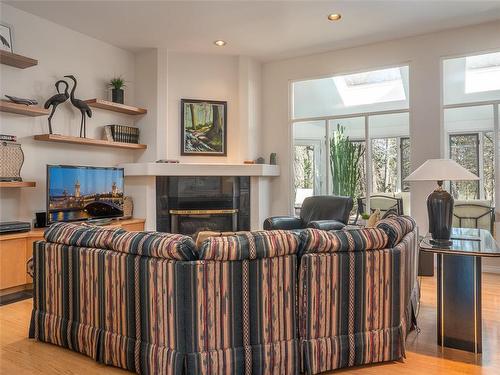 173 Ridgedale Crescent, Winnipeg, MB - Indoor Photo Showing Living Room With Fireplace