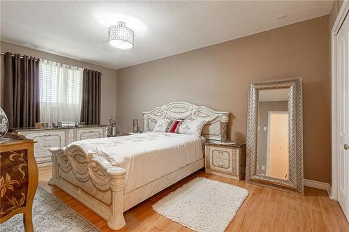 4329 Concord Avenue, Lincoln, ON - Indoor Photo Showing Bedroom