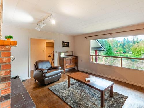 9450 Central Lake Rd, Port Alberni, BC - Indoor Photo Showing Living Room