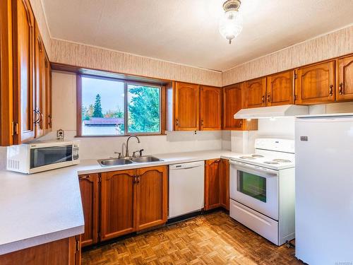 9450 Central Lake Rd, Port Alberni, BC - Indoor Photo Showing Kitchen With Double Sink