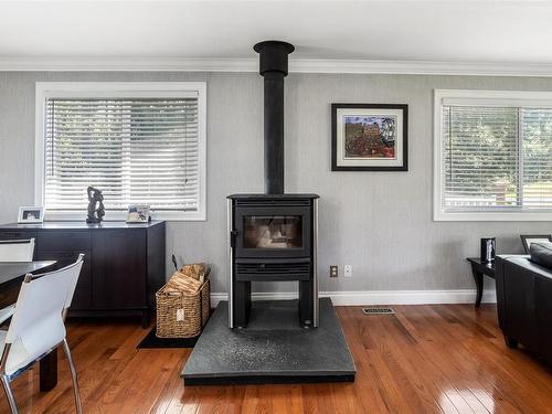 979 Loralee Rd, Cobble Hill, BC - Indoor With Fireplace