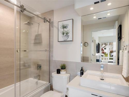 102-300 Michigan St, Victoria, BC - Indoor Photo Showing Bathroom