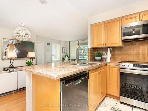 611-7 Lorrain Dr, Toronto, ON - Indoor Photo Showing Kitchen With Double Sink