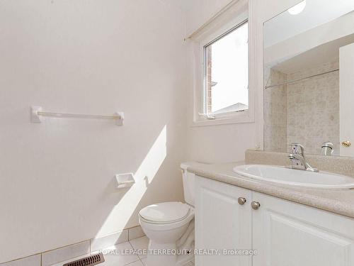 698 Courtney Valley Rd, Mississauga, ON - Indoor Photo Showing Bathroom