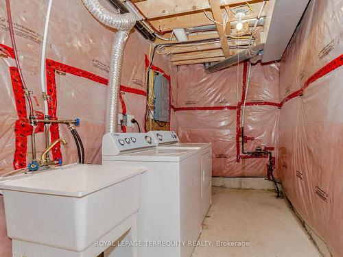 698 Courtney Valley Rd, Mississauga, ON - Indoor Photo Showing Laundry Room