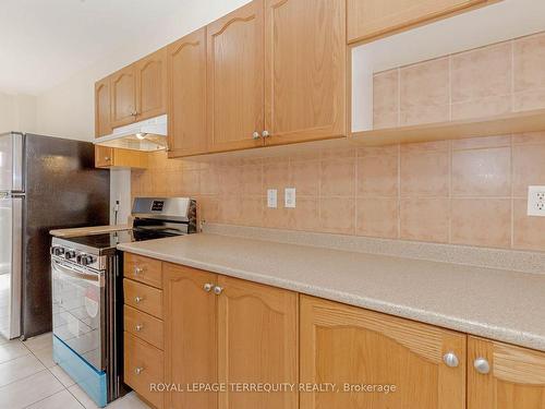 698 Courtney Valley Rd, Mississauga, ON - Indoor Photo Showing Kitchen