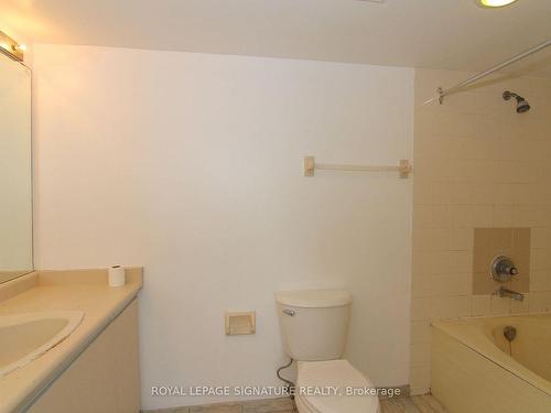 709-11753 Sheppard Ave E, Toronto, ON - Indoor Photo Showing Bathroom
