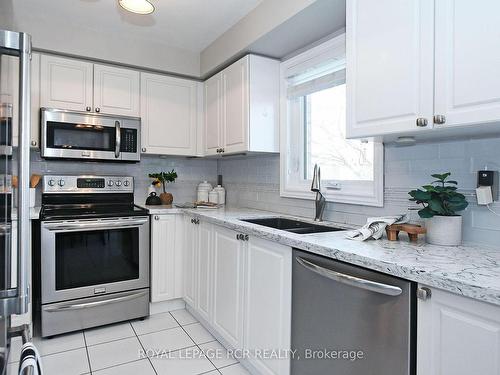 271 Rhodes Circ, Newmarket, ON - Indoor Photo Showing Kitchen With Stainless Steel Kitchen With Upgraded Kitchen