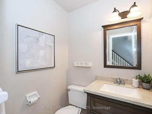 271 Rhodes Circ, Newmarket, ON - Indoor Photo Showing Bathroom