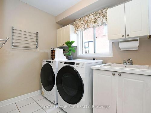 271 Rhodes Circ, Newmarket, ON - Indoor Photo Showing Laundry Room