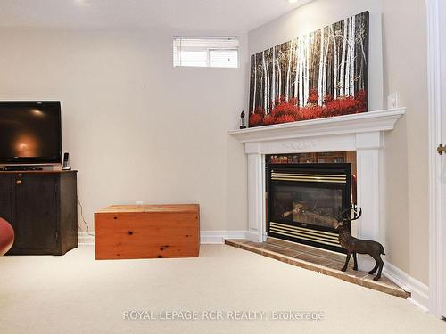 271 Rhodes Circ, Newmarket, ON - Indoor With Fireplace