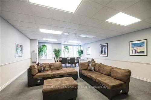 1111-135 Hillcrest Ave, Mississauga, ON - Indoor Photo Showing Living Room