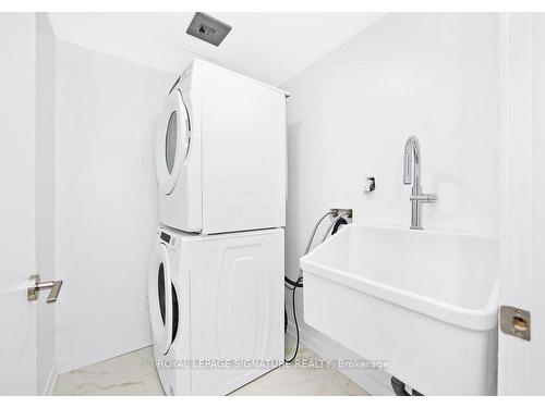 426-405 Dundas St W, Oakville, ON - Indoor Photo Showing Laundry Room