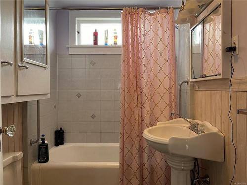 4613 North Cres, Port Alberni, BC - Indoor Photo Showing Bathroom