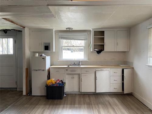 4613 North Cres, Port Alberni, BC - Indoor Photo Showing Kitchen