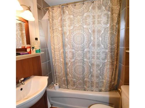 640 Campbell St, Nanaimo, BC - Indoor Photo Showing Bathroom