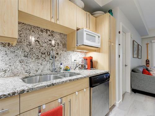 103-6591 Lincroft Rd, Sooke, BC - Indoor Photo Showing Kitchen With Double Sink