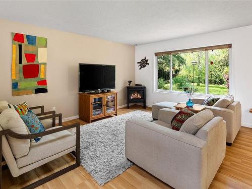 4100 Interurban Rd, Saanich, BC - Indoor Photo Showing Living Room With Fireplace