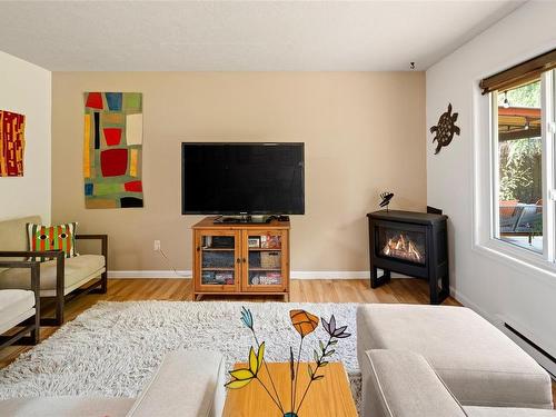 4100 Interurban Rd, Saanich, BC - Indoor Photo Showing Living Room