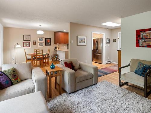 4100 Interurban Rd, Saanich, BC - Indoor Photo Showing Living Room