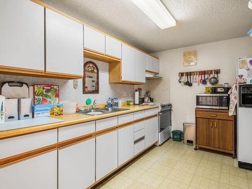 2891 Burde St, Port Alberni, BC - Indoor Photo Showing Kitchen With Double Sink