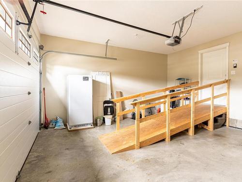 5-3774 12Th Ave, Port Alberni, BC - Indoor Photo Showing Garage