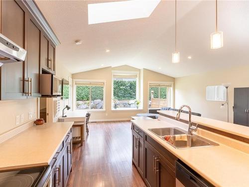 5-3774 12Th Ave, Port Alberni, BC - Indoor Photo Showing Kitchen With Double Sink