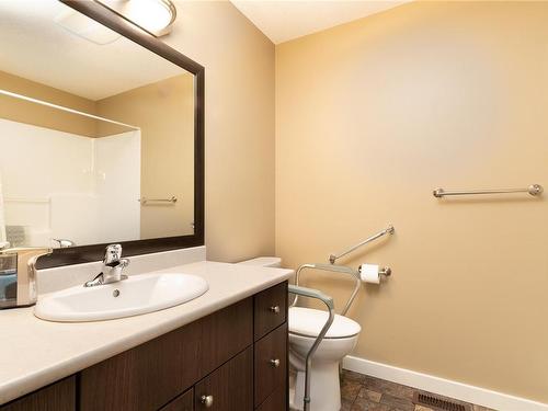 5-3774 12Th Ave, Port Alberni, BC - Indoor Photo Showing Bathroom