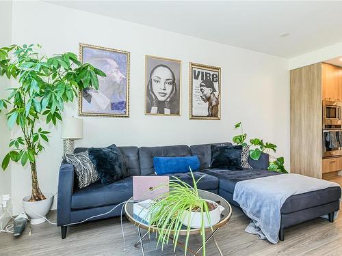 214-960 Reunion Ave, Langford, BC - Indoor Photo Showing Living Room