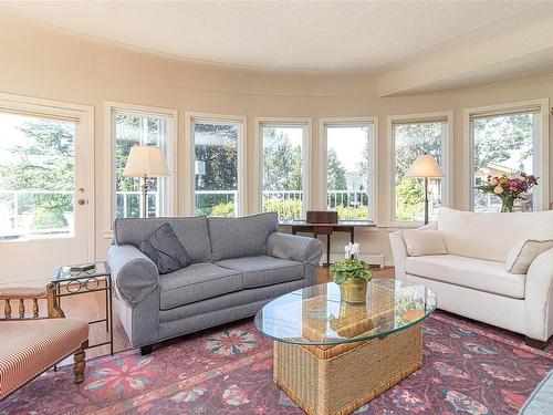 3491 Mayfair Dr, Saanich, BC - Indoor Photo Showing Living Room
