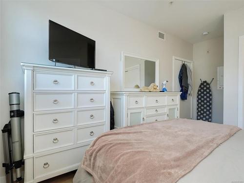 201-5122 Cordova Bay Rd, Saanich, BC - Indoor Photo Showing Bedroom
