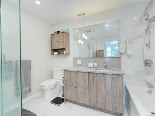 201-5122 Cordova Bay Rd, Saanich, BC - Indoor Photo Showing Bathroom