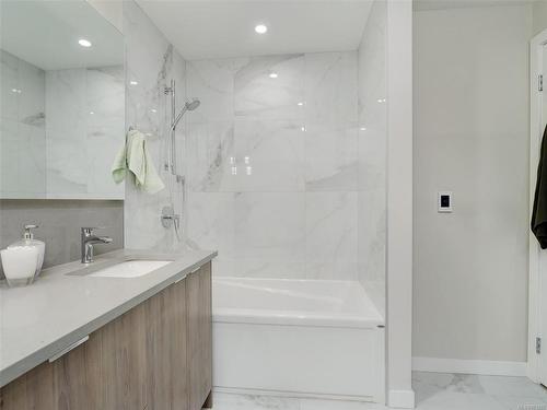 201-5122 Cordova Bay Rd, Saanich, BC - Indoor Photo Showing Bathroom