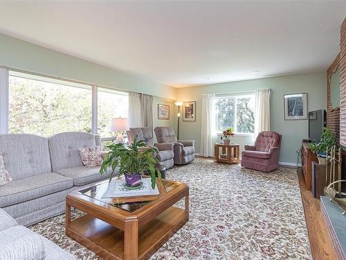 4345 Harder Rd South, Saanich, BC - Indoor Photo Showing Living Room
